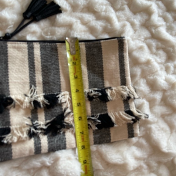 EUC Adorable fringe b&w clutch w faux black leather, cute tassel & zipper - Picture 15 of 16
